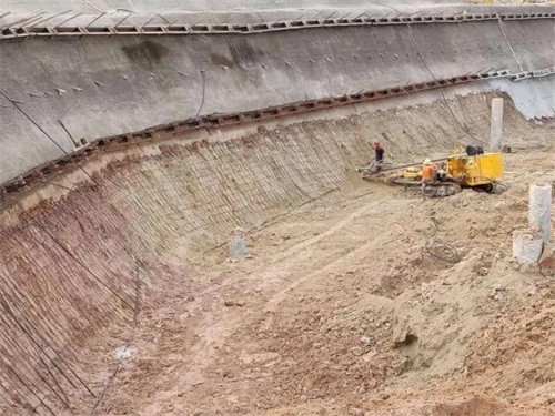 巴林左基坑边坡加固
